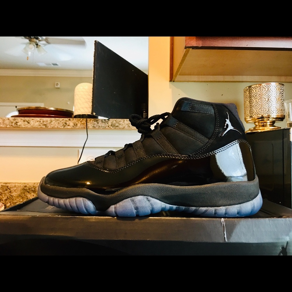 Air Jordan 11 Cap & Gown Men sz- 10.5 - Picture 3 of 7